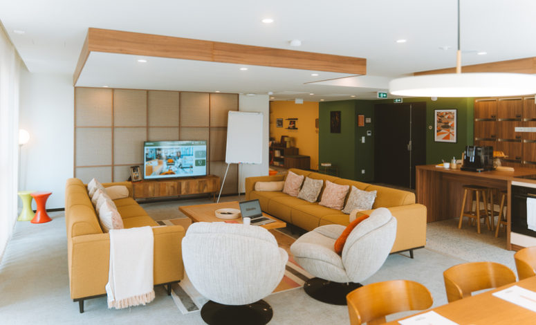 Salon de coliving chaleureux pour un séminaire lifestyle à Lyon
