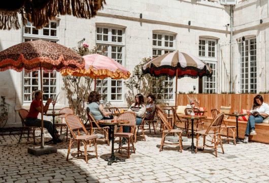 Terrasse aménagée pour séminaires La Rochelle avec tables dressées pour les invités