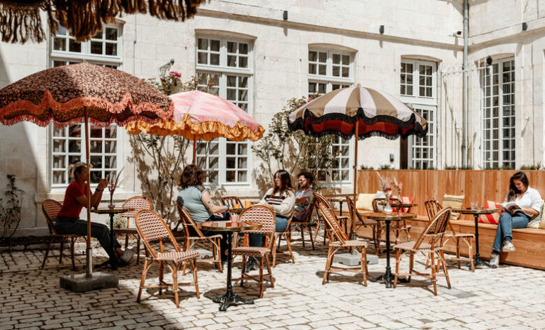 Terrasse aménagée pour séminaires La Rochelle avec tables dressées pour les invités
