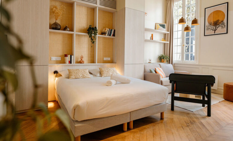 Chambre confortable pour séminaires La Rochelle, ambiance calme et lumineuse