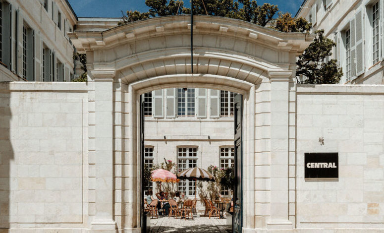 Entrée accueillante du lieu pour séminaires La Rochelle, première impression conviviale et professionnelle