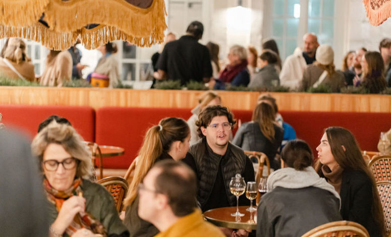Participants réunis au restaurant lors de séminaires La Rochelle