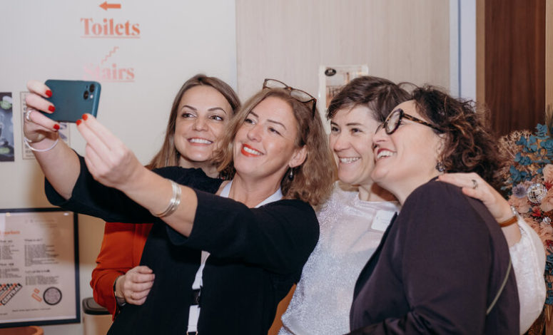 Groupe de participants en selfie pendant une soirée de séminaires La Rochelle