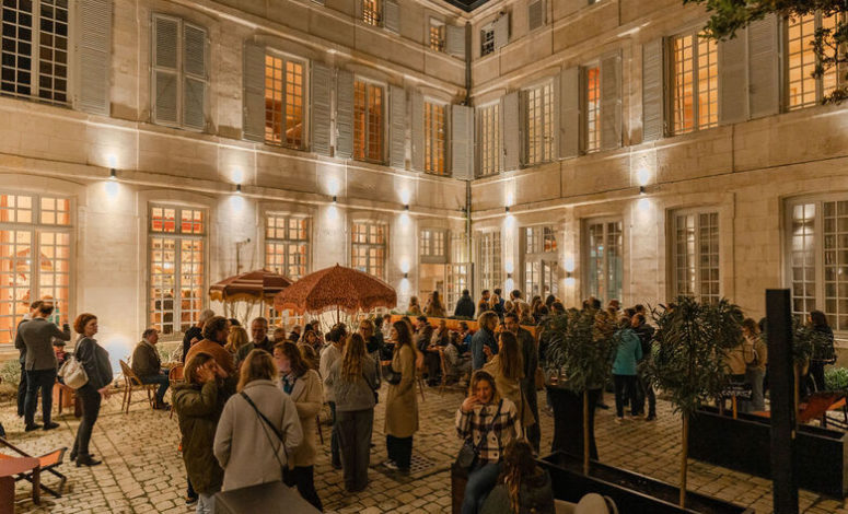 Soirée conviviale en plein air pour séminaires La Rochelle dans la cour du lieu