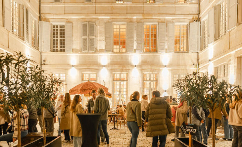 Cour extérieure animée lors d’un cocktail de séminaires La Rochelle
