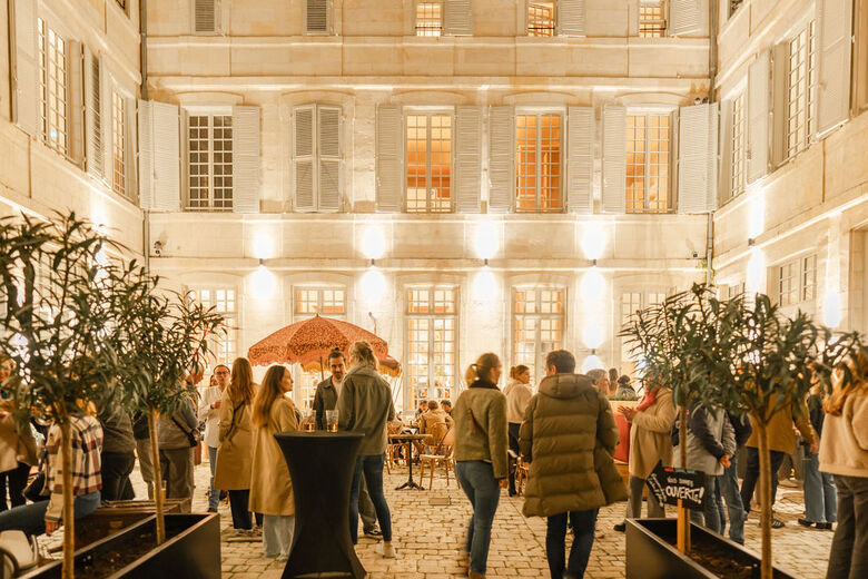 Cour extérieure animée lors d’un cocktail de séminaires La Rochelle
