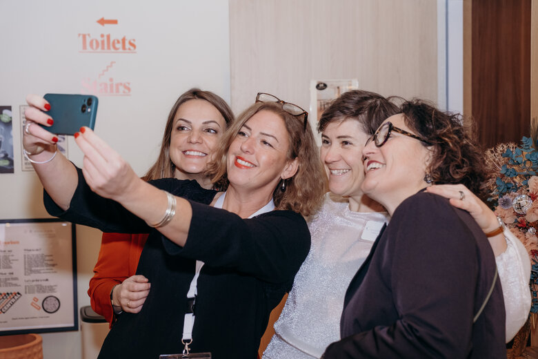 Groupe de participants en selfie pendant une soirée de séminaires La Rochelle