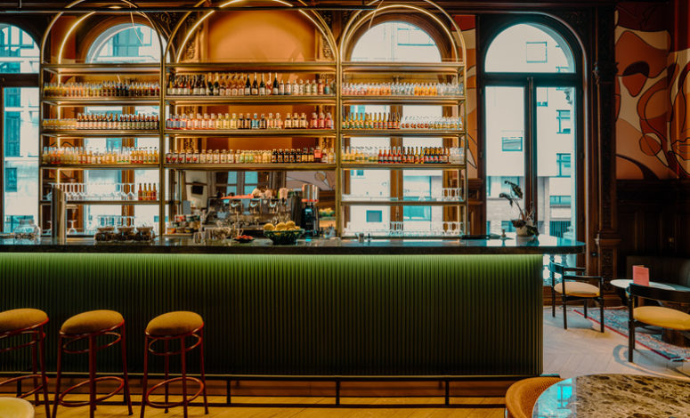 Bar design avec décoration originale et sol en damier noir et blanc pour un séminaire Lille