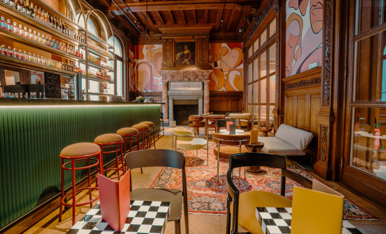 Bar coloré au style rétro avec décoration vive et carrelage noir et blanc pour un séminaire Lille