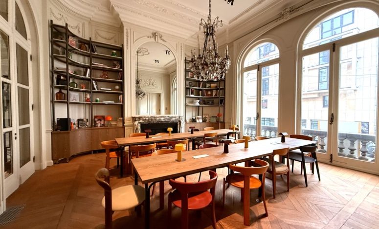 Salle de réunion lumineuse avec grandes fenêtres voûtées pour un séminaire Lille