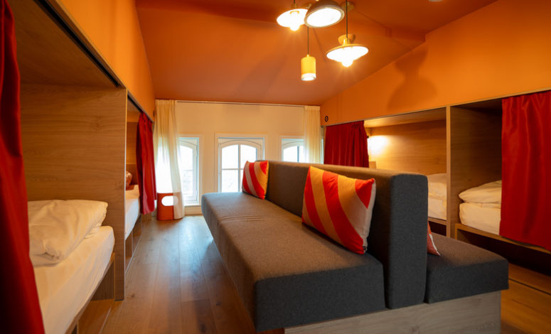 Chambre dortoir avec petits lits en bois pour un groupe en séminaire Lille