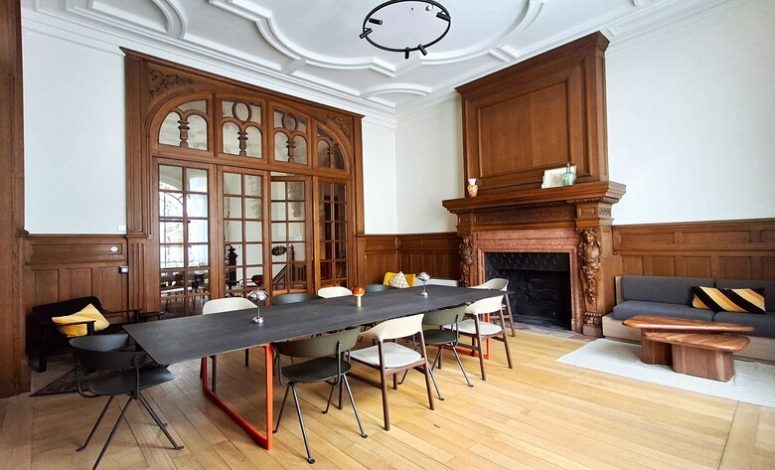 Salle de réunion avec cheminée et décoration chaleureuse pour un séminaire Lille