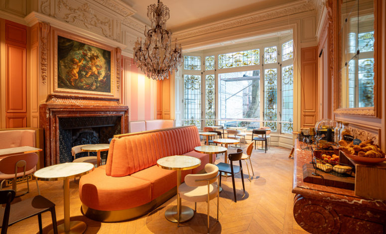 Salon ancien avec lustre, cheminée et canapé en velours pour un séminaire Lille