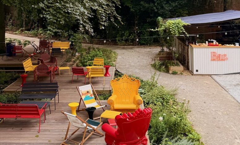 Terrasse extérieure avec transats et bancs pour un moment détente en séminaire Lille