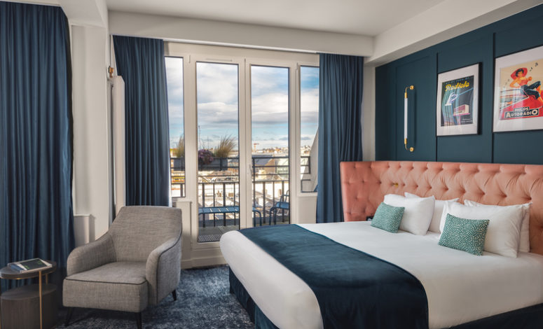 Chambre moderne et élégamment décorée avec vue sur les toits de Paris dans un lieu pour séminaire Paris