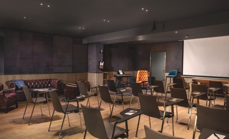 Salle de réunion en configuration conférence sans lumière du jour dans un lieu pour séminaire Paris