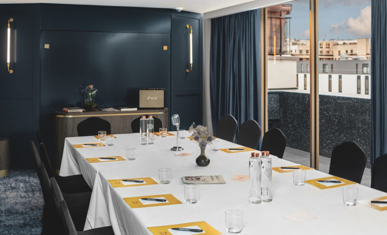 Salle de réunion en configuration rectangle avec vue sur Paris dans un lieu pour séminaire Paris