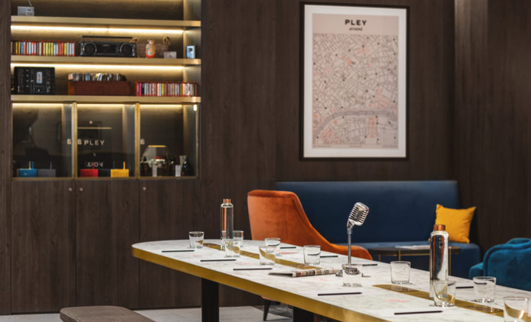 Espace de réunion au décor vintage chaleureux dans un lieu pour séminaire Paris