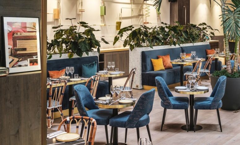 Restaurant avec tables dressées et décoration élégante dans un lieu pour séminaire Paris