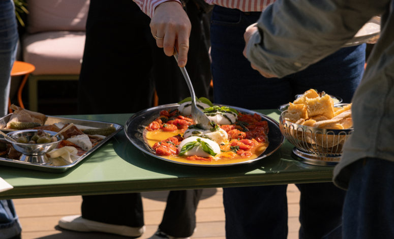Buffet de petit-déjeuner ou réception traiteur dans un lieu pour séminaire Paris
