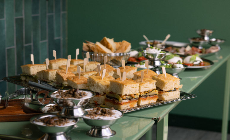Buffet de nourriture présenté lors d’un événement dans un lieu pour séminaire Paris