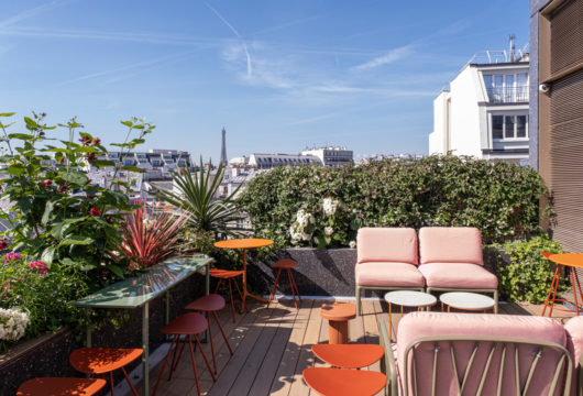 Rooftop extérieur aménagé avec vue sur la tour Eiffel dans un lieu pour séminaire Paris