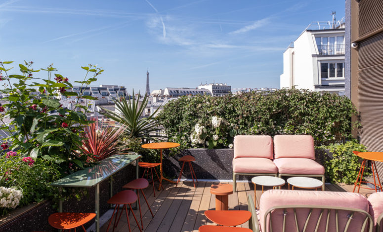 Rooftop extérieur aménagé avec vue sur la tour Eiffel dans un lieu pour séminaire Paris