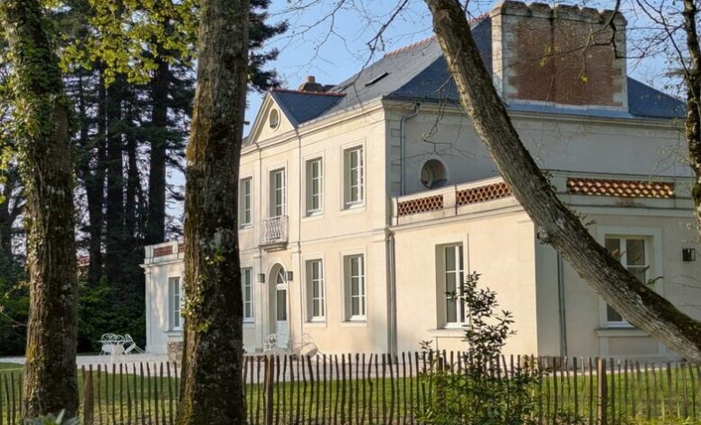 Façade du lieu entourée de son parc arboré pour organiser un séminaire au vert Nantes