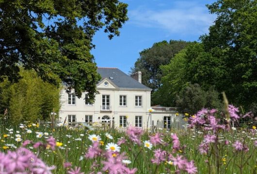 Façade extérieure entourée de verdure pour un séminaire au vert Nantes