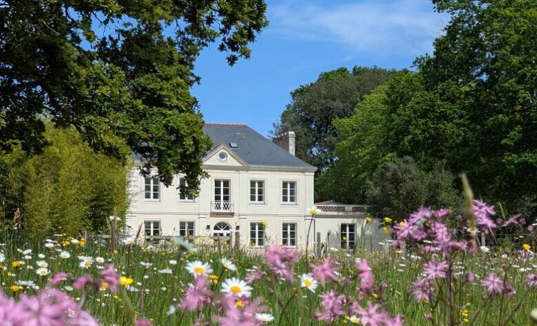 Façade extérieure entourée de verdure pour un séminaire au vert Nantes