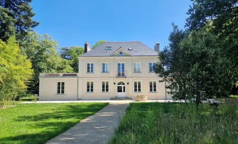 Vue extérieure de la maison et son allée d'accès, lieu de séminaire au vert Nantes
