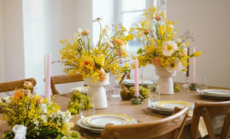 Salle à manger intérieure décorée de bouquets de fleurs et plantes jaunes pour un séminaire au vert Nantes