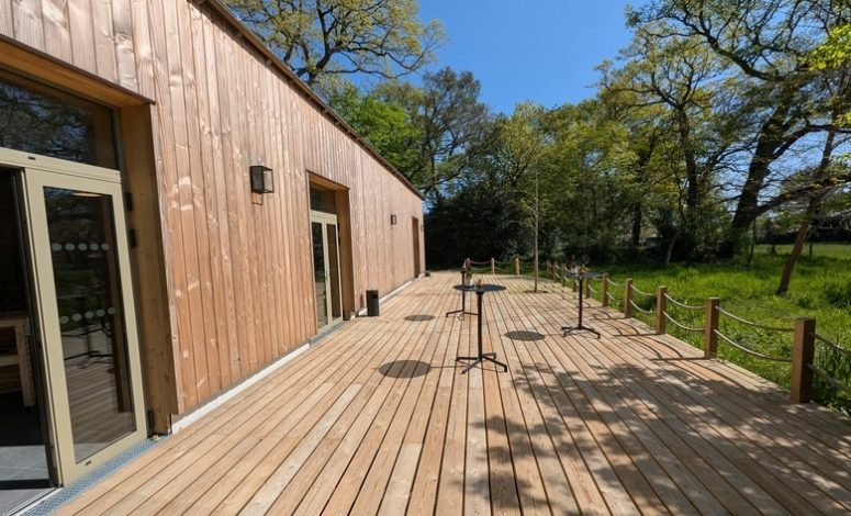 Terrasse en bois extérieure pour prolonger votre séminaire au vert à Nantes