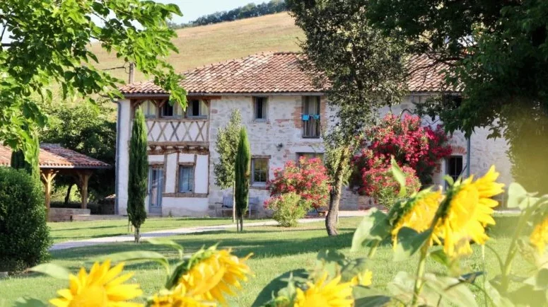Façade extérieure du gîte avec soleil et végétation pour un Séminaire au vert proche de Toulouse