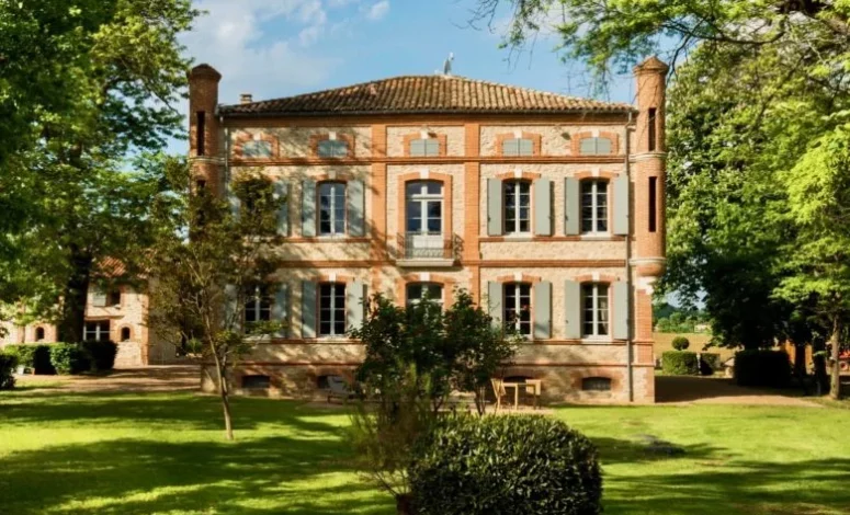 Façade du gîte avec soleil et végétation pour un Séminaire au vert proche de Toulouse