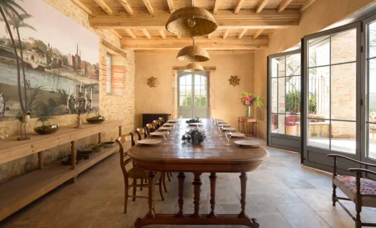 Salle à manger avec décoration ancienne et ambiance authentique pour un Séminaire au vert proche de Toulouse