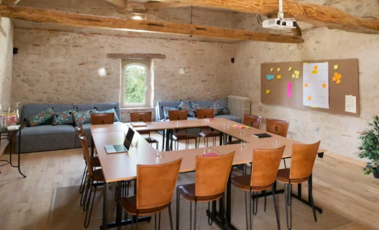 Salle de séminaire lumineuse aménagée pour un Séminaire au vert proche de Toulouse