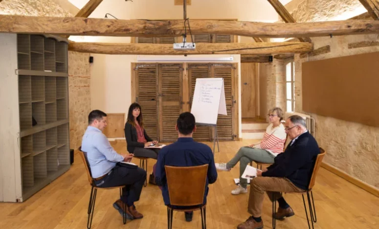 Salle de séminaire avec participants en réunion lors d’un Séminaire au vert proche de Toulouse