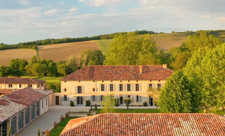 Vue aérienne du gîte et de son environnement verdoyant pour un Séminaire au vert proche de Toulouse