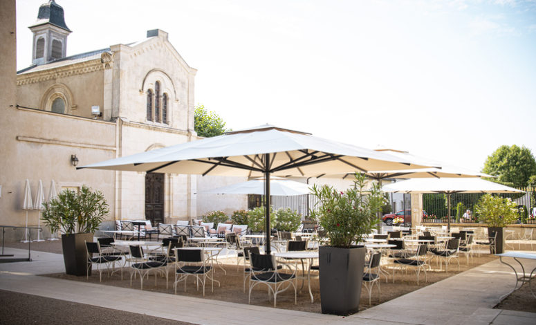 Cour d'honneur du château pour cocktail de séminaire non loin de Lyon