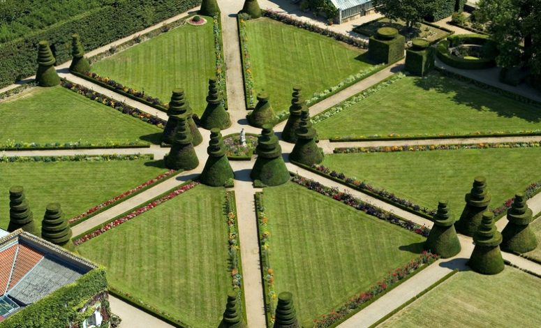 Jardins à la française du château, séminaire proche de Mâcon