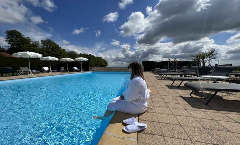 Piscine extérieure du château pour séminaire proche de Mâcon