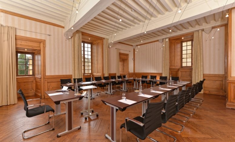 Salle de réunion lumineuse du château pour séminaire