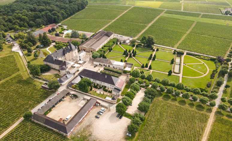 Vue aérienne du château et de son parc, séminaire proche de Mâcon