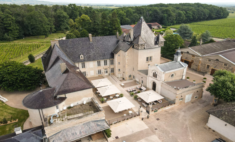 Vue aérienne du château et de son vignoble, séminaire proche de Mâcon