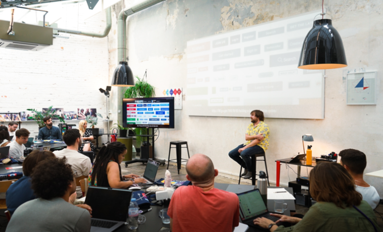 Équipe en brainstorming lors d'une location salle séminaire Paris