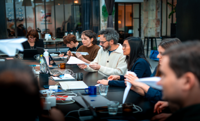 Collaborateurs au travail dans une location salle séminaire Paris atypique