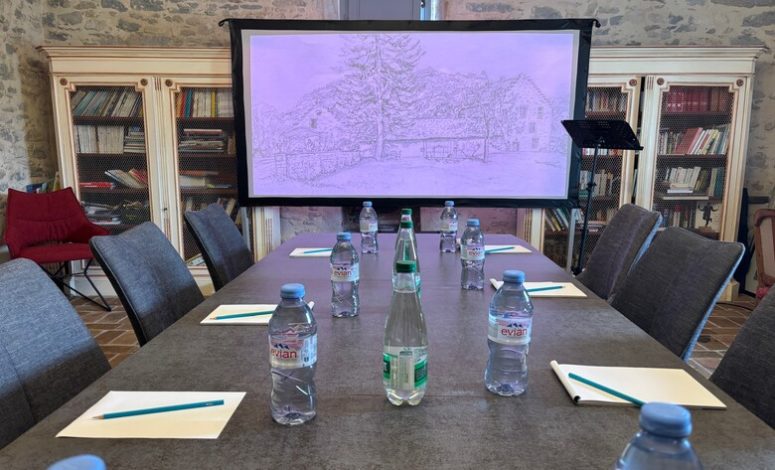 Salle de séminaire équipée du Manoir des Décideurs, privatisée pour comité de direction près de Lyon