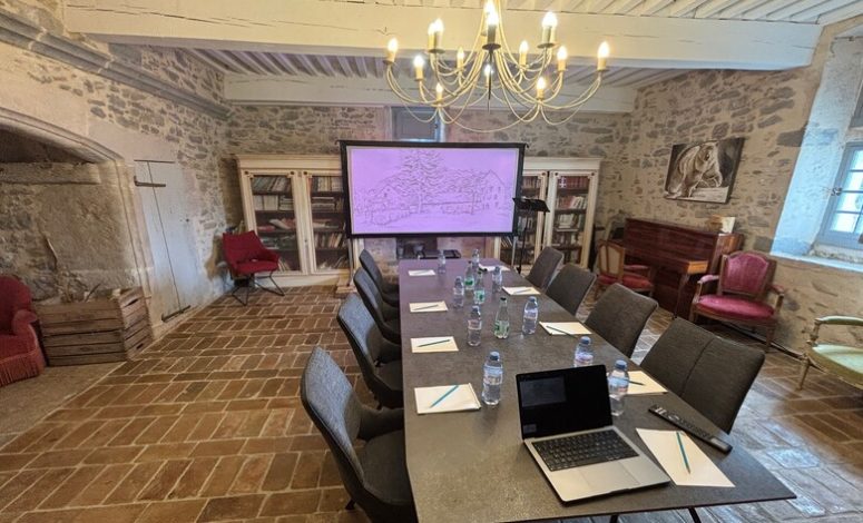 Configuration de la salle de réunion au Manoir des Décideurs, séminaire résidentiel dans l'Ain