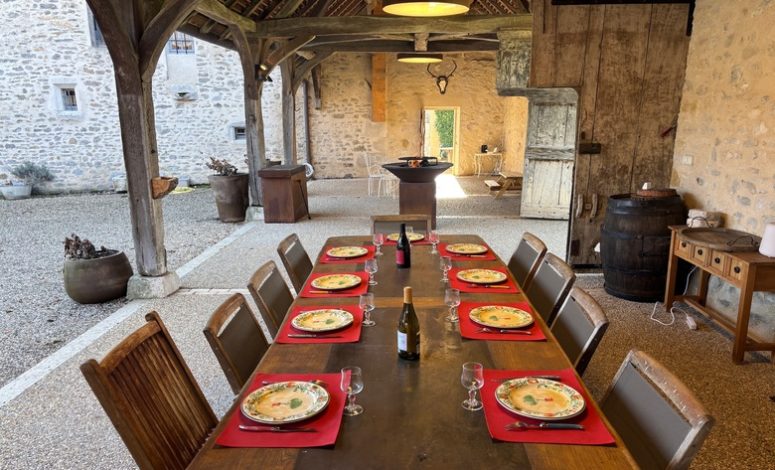 Table dressée sous le préau du Manoir des Décideurs avec brasero, repas de séminaire privatisé près de Lyon